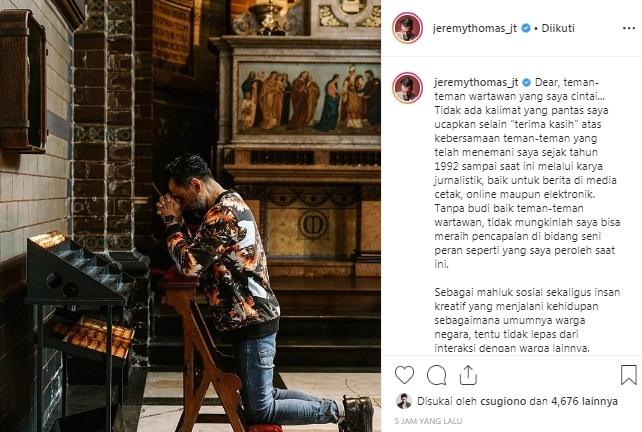 Jeremy Thomas bersimpuh di depan patung Yesus. [Instagram @jeremythomas_jt]