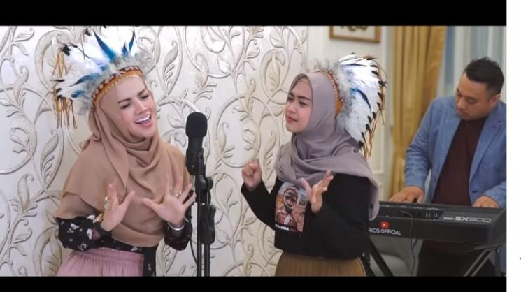 Barbie Kumalasari dan Ria Ricis. (Youtube/RiaRicisOfficial)