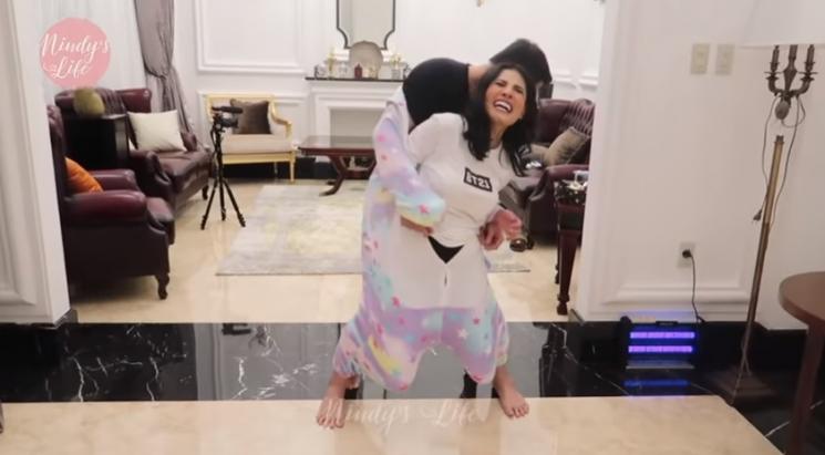 Nindy Ayunda dan suami main games. (YouTube/Nindy Ayunda)