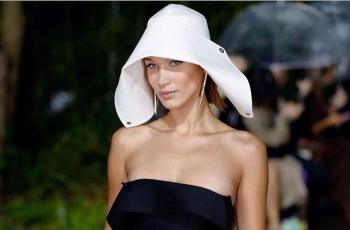 Baju Bella Hadid di Festival Film Cannes 2021 Disorot, Kalungnya Bikin Salfok