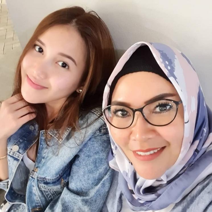 Ayu Ting Ting dan Umi Kalsum (mom_ayting92_)