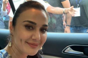 5 Momen Manis Couple Bollywood Rayakan Karva Chauth, Preity Zinta Pakai Hijab!