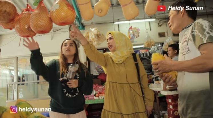 Salmafina Sunan dan ibunya, Heidy Sunan belanja di pasar tradisional. (YouTube/Heidy Sunan)