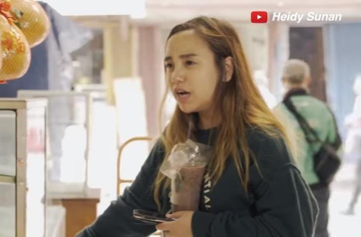 Salmafina Sunan dan ibunya, Heidy Sunan belanja di pasar tradisional. (YouTube/Heidy Sunan)