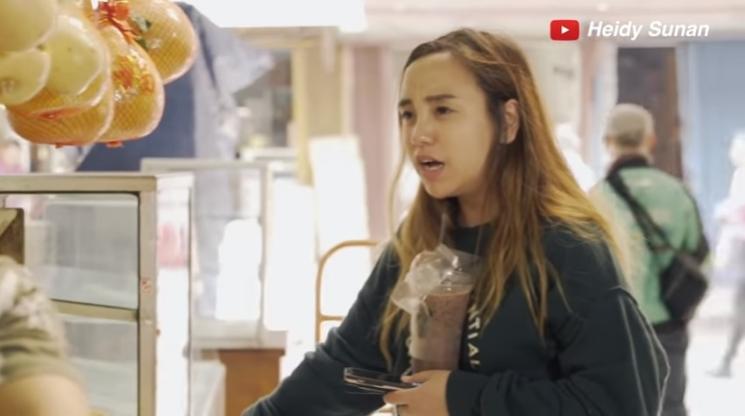 Salmafina Sunan dan ibunya, Heidy Sunan belanja di pasar tradisional. (YouTube/Heidy Sunan)