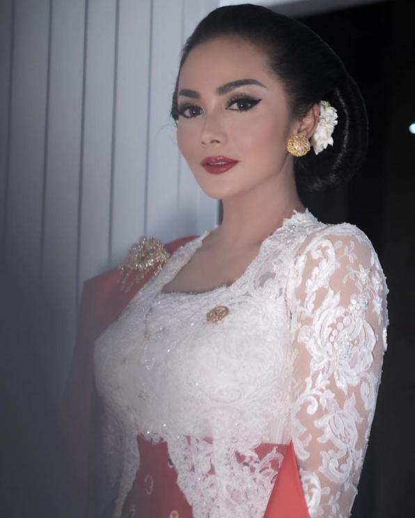 Pose terbaru Krisdayanti jelang pelantikan Jokowi - Maruf Amin. [Instagram]