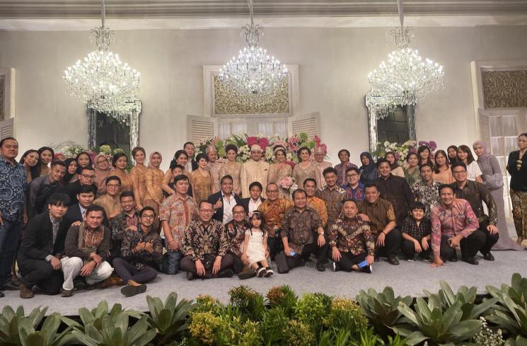 Tsamara Amany dan Ismail Fajrie bersama politikus PSI. 