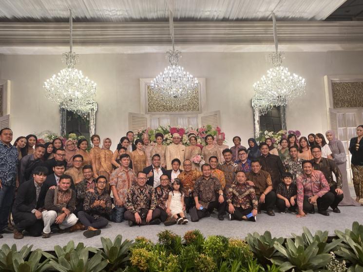 Tsamara Amany dan Ismail Fajrie bersama politikus PSI. [Twitter]