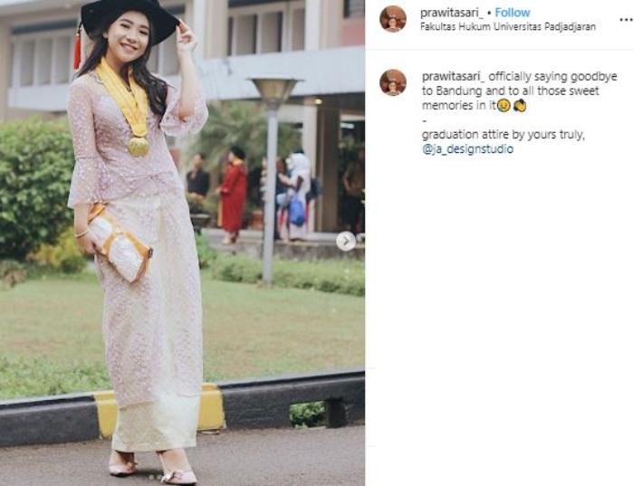 Potret Prawita Sari, adik ipar Siti Badriah. (Instagram/@prawitasari_)