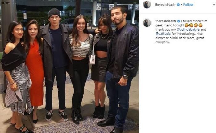 Nggak cuma jadi pengisi acara, Dian Sastrowardoyo nongkrong bareng teman juga. (Instagram/@therealdisastr)