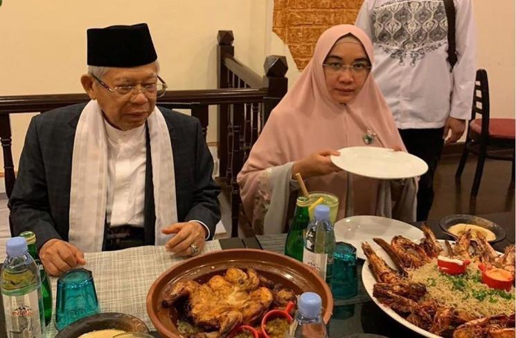 Potret mesra Ma'ruf Amin dan istri. (Instagram/@wuryestuhandayani)