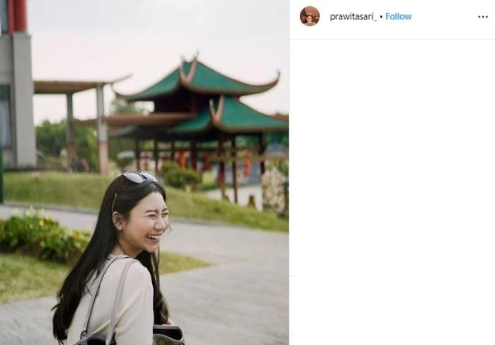 Potret Prawita Sari, adik ipar Siti Badriah. (Instagram/@prawitasari_)