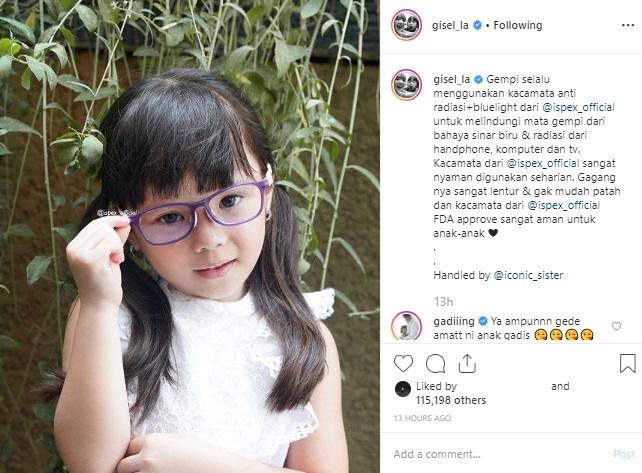 Gempi pakai kacamata. (Instagram/@gisel_la)
