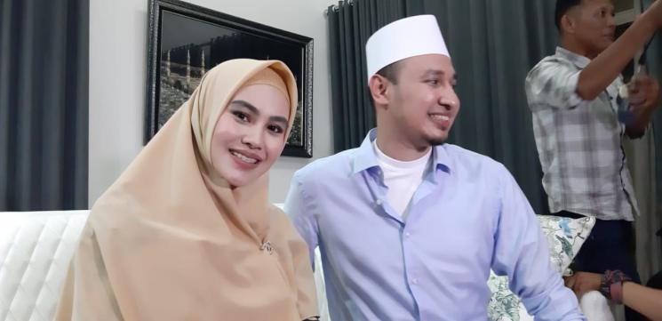 Kartika Putri dan suami, Habib Usman Bin Yahya. (Matamata.com/Yuliani)