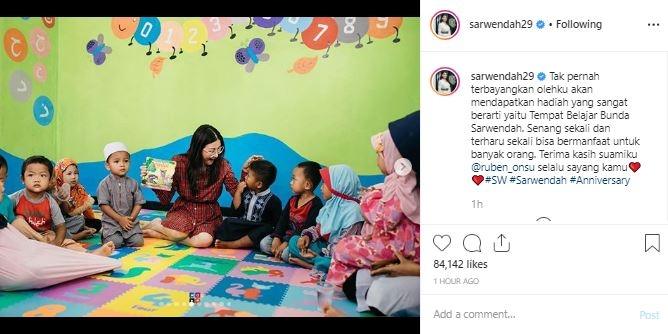 Sarwendah diberi hadiah pernikahan sebuah sekolah. (Instagram/@sarwendah29)