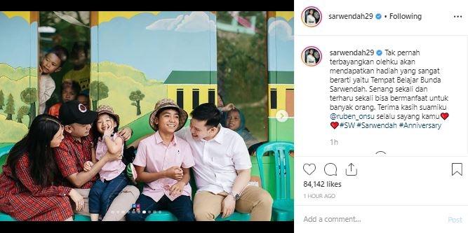 Sarwendah diberi hadiah pernikahan sebuah sekolah. (Instagram/@sarwendah29)