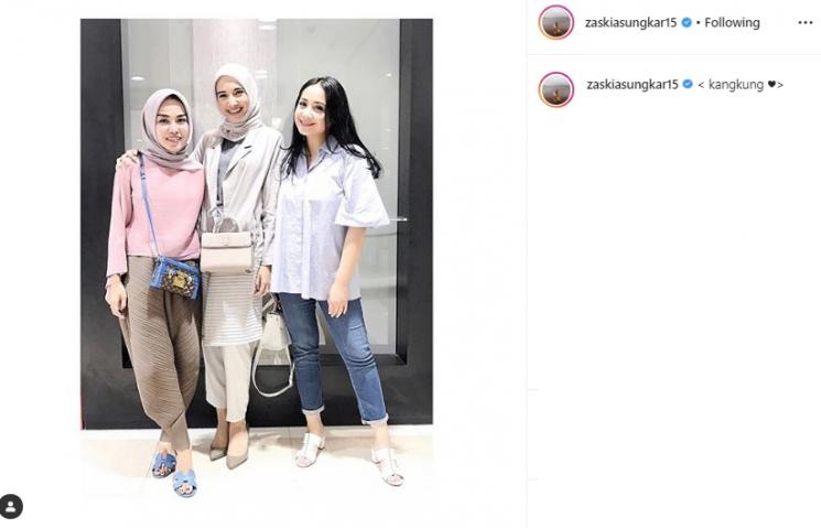 Zaskia Sungkar dan Medina Zein (Instagram/@zaskiasungkar15)
