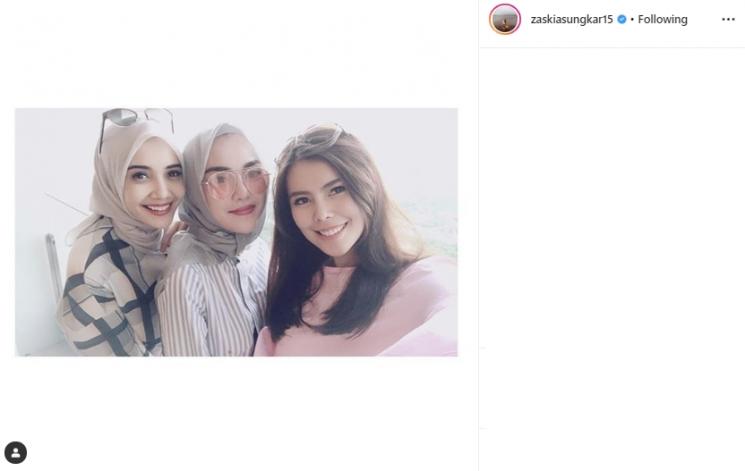 Zaskia Sungkar dan Medina Zein (Instagram/@zaskiasungkar15)