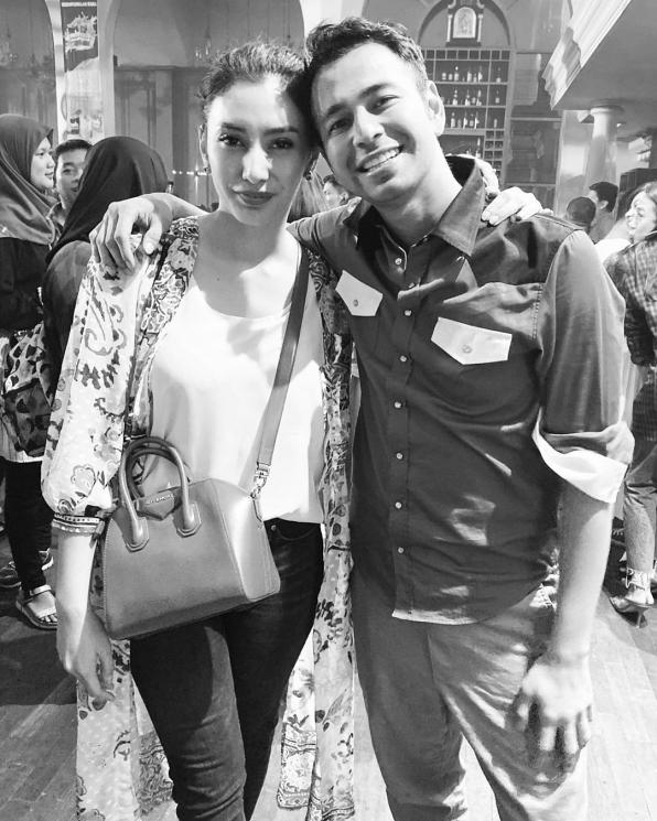 Foto Raffi Ahmad rangkul Tyas Mirasih. [Instagram]