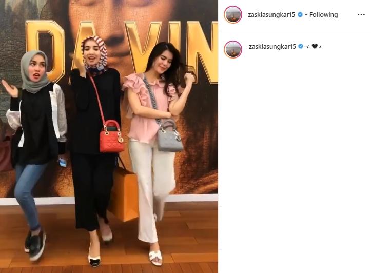 Zaskia Sungkar dan Medina Zein (Instagram/@zaskiasungkar15)