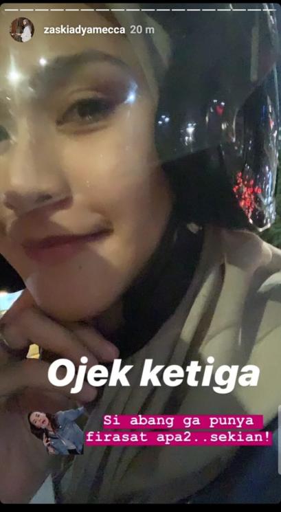 Zaskia Adya Mecca naik ojek (Instagram/@zaskiadyamecca)