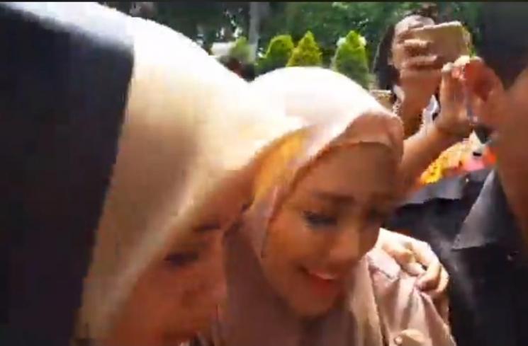 Rey Utami berhijab setelah dipenjara. (Matamata.com/Sumarni)