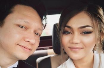 Bikin Iri, Rina Nose Pamer Kecup Bibir Josscy