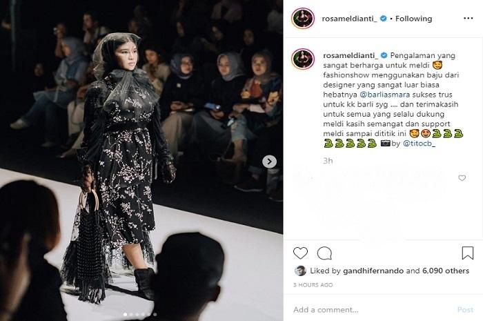 Rosa Meldianti jadi model catwalk (Instagram @rosameldianti_)