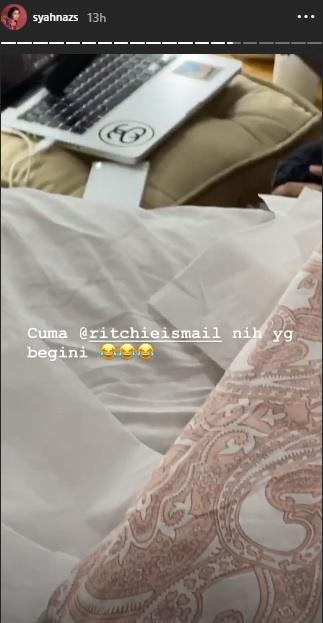 Syahnaz pamer suami sedang beberes kamar. (Instagram/@syahnazs)