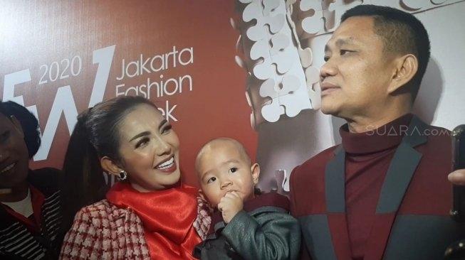 Bella Shofie bersama suami, Daniel Rigan dan putranya, Danillo. [Yuliani/MataMata.com]