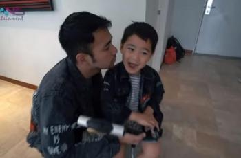 Lihat Bule Swiss Teriak saat Demo, Ekspresi Rafathar Langsung Disorot