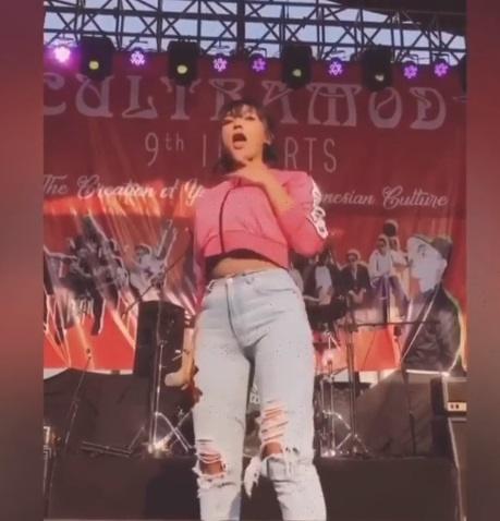 Dance seksi Marion Jola di atas panggung. [Instagram]