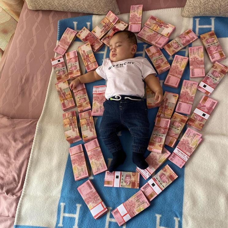 Nikita Mirzani tebar 35 gepok duit di sekeliling Arkana Mawardi. [Instagram]