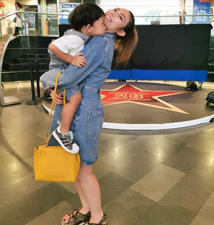 Ayu Dewi dan anak keduanya. (Instagram/@mrsayudewi)