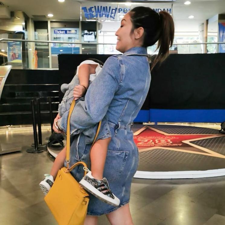 Ayu Dewi dan anak keduanya. (Instagram/@mrsayudewi)