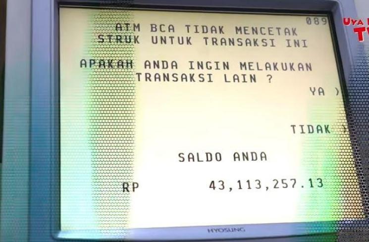 Isi saldo ATM Raffi Ahmad. (Youtube/UyaKuyaTV)