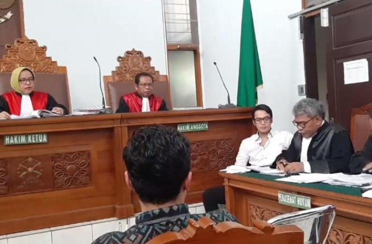Kriss Hatta dan Antony Hillenaar Dipertemukan di Sidang. (Matamata.com)