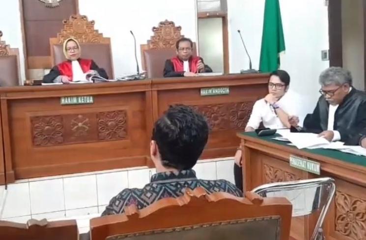 Kriss Hatta dan Antony Hillenaar Dipertemukan di Sidang. (Matamata.com)