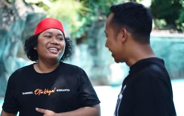 Denny Cagur antar Marshel Widianto sunat. [capture YouTube]