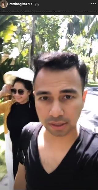Raffi Ahmad omelin Nagita Slavina. (Instagram/@raffinagita1717)