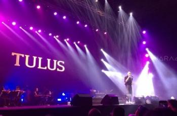 Tulus Kejutkan Penggemar dengan Hadirkan Musisi 90-an di Konsernya