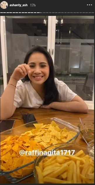 Nagita Slavina tersipu malu diselamati hamil oleh Ashanty. (Instagram/@ashanty_ash)