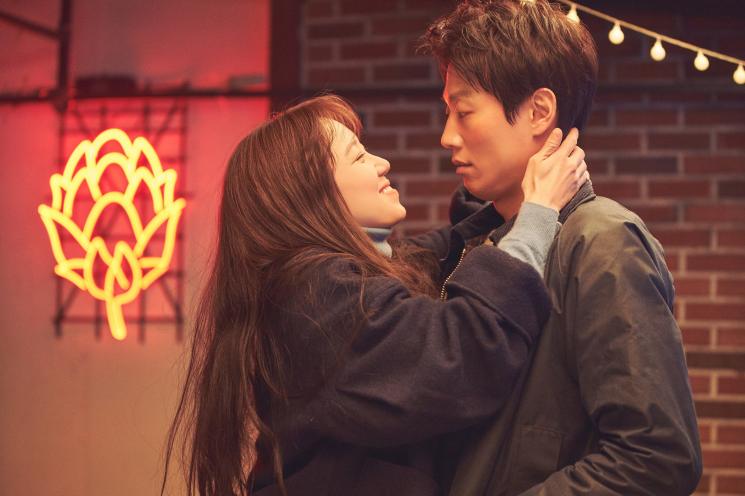 Film Crazy Romance, Kim Rae Won dan Gong Hyo Jin (Soompi)