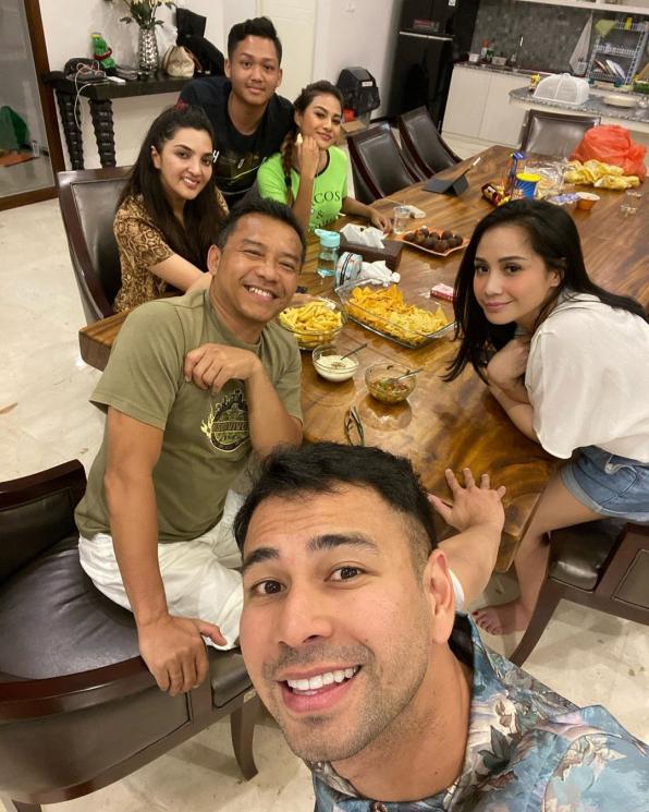 Raffi Ahmad dan Nagita Slavina berkunjung ke keluarga Asix. (Instagram/@ashanty_ash)