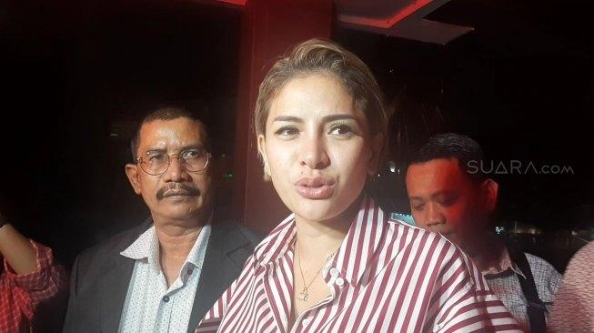 Nikita Mirzani menjalani pemeriksaan di Polres, Selasa (5/11/2019). [Sumarni/MataMata.com]