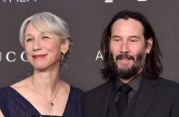 Keanu Reeves Digelendoti Pacar, Netizen: Sakit Tapi Nggak Berdarah!
