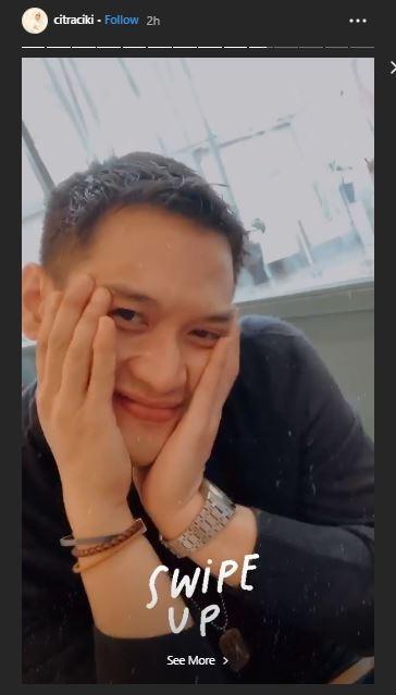 Rezky Aditya tak pakai cincin tunangan. (Instagram/@citraciki)