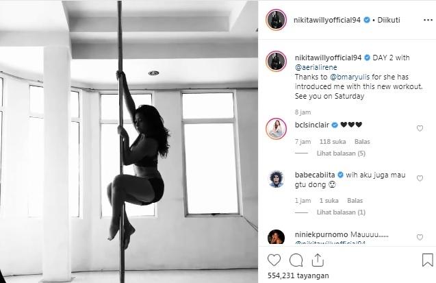 Nikita Willy peragakan tarian pole dance. [capture Instagram] 
