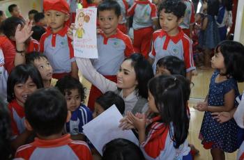 Yuni Shara bersama anak-anak yang menimba ilmu di sekolahnya di Batu Malang. [Instagram] 