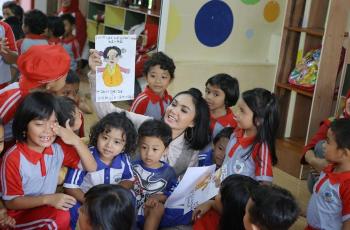 Yuni Shara bersama anak-anak yang menimba ilmu di sekolahnya di Batu Malang. [Instagram] 